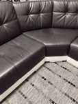 Sofa em formato L com alguns danks