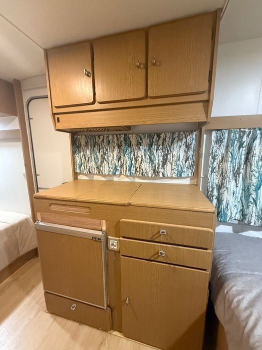 Vende-se Material roulotte c/ 2 camas, wc e avançado c/ cozinha