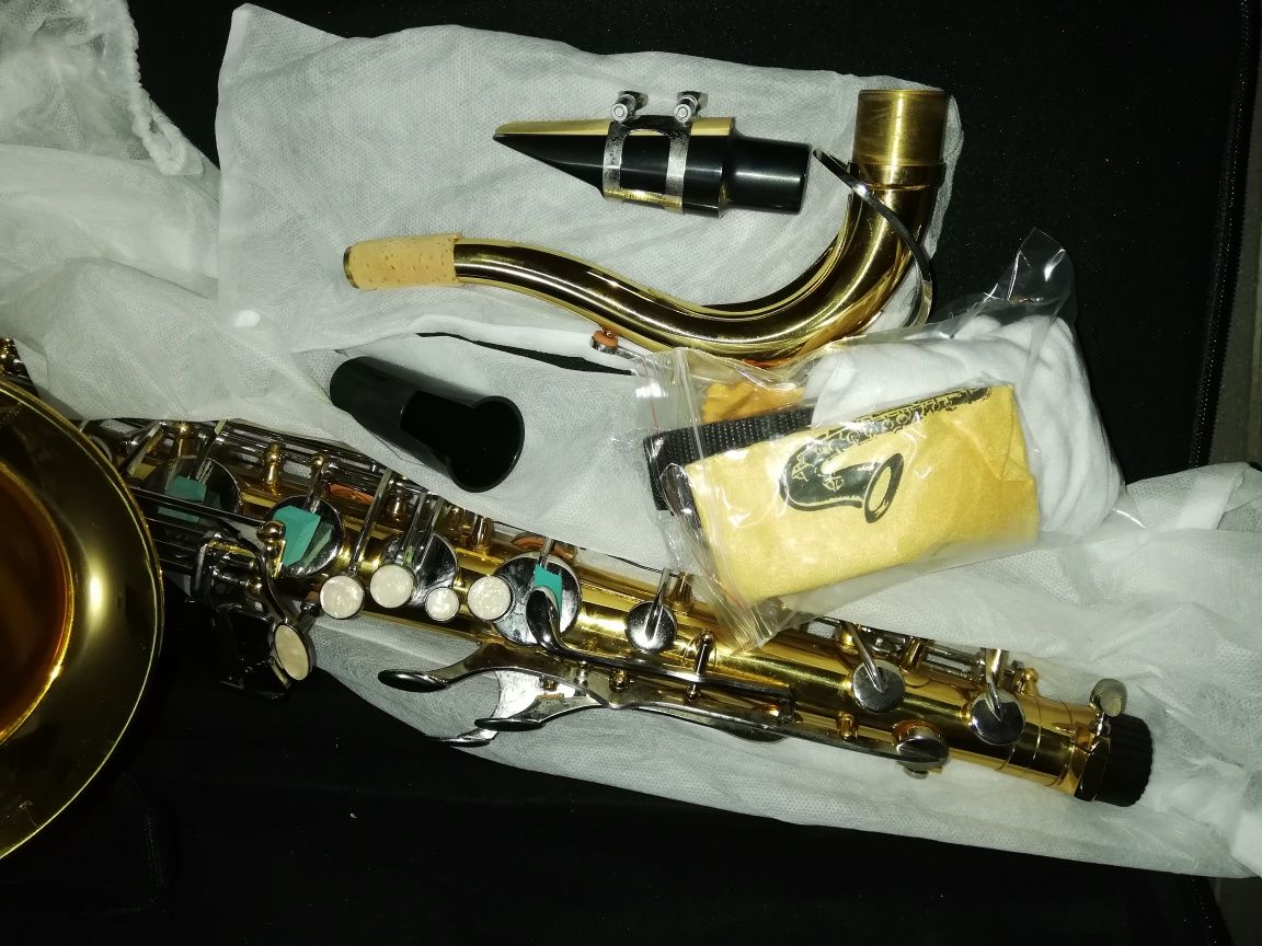 Saxofone tenor novo
