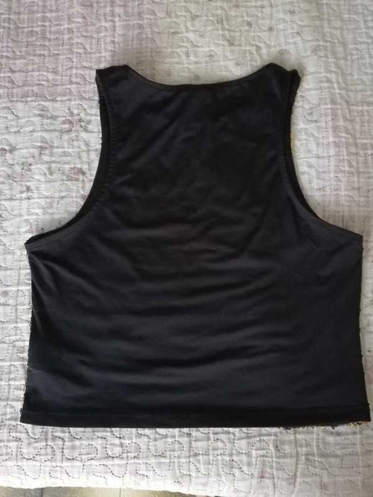 Roupa. Croptop brilhante, com lantejoulas.