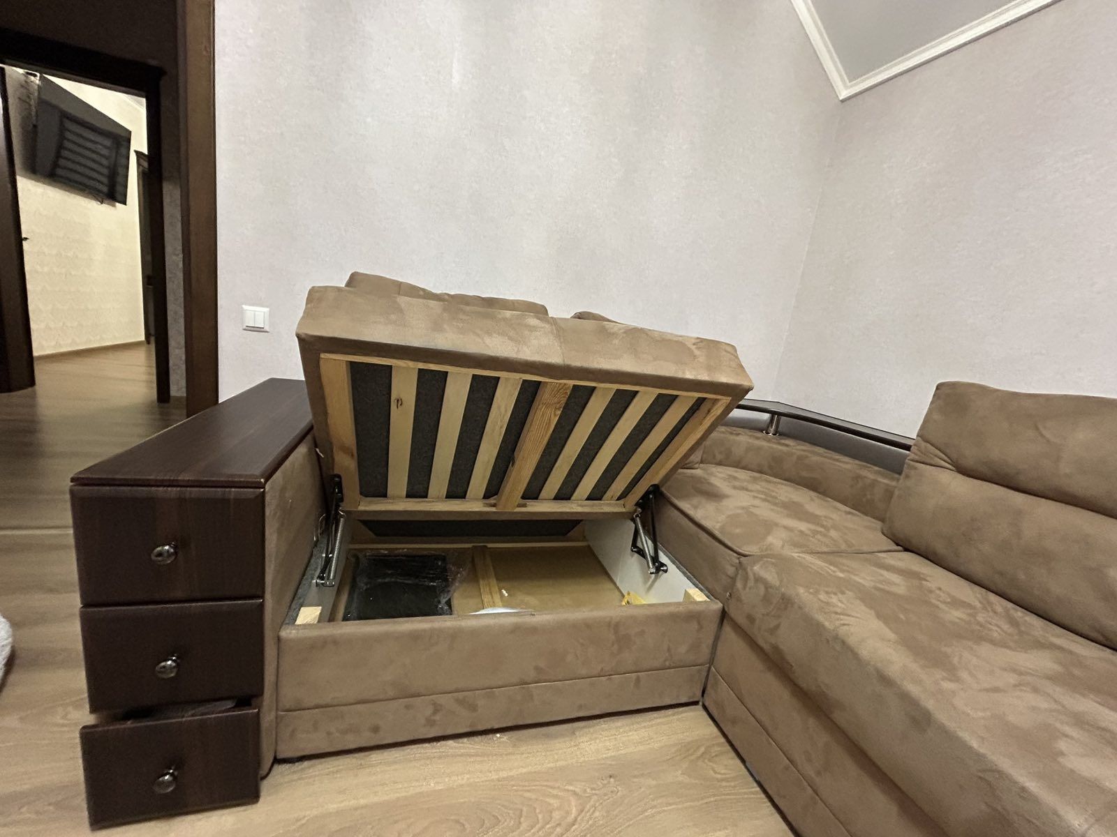 Угловий диван у відмінному стані