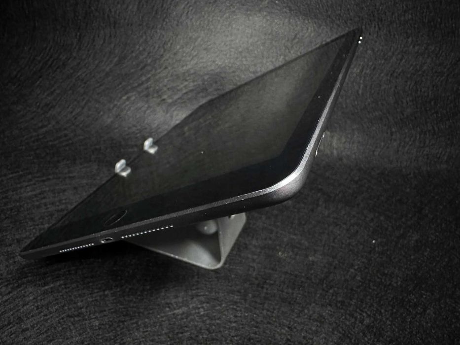 Tablet Apple iPad A1954 6th Gen 9,7" 2 GB 32 GB Wi-Fi + ładowarka