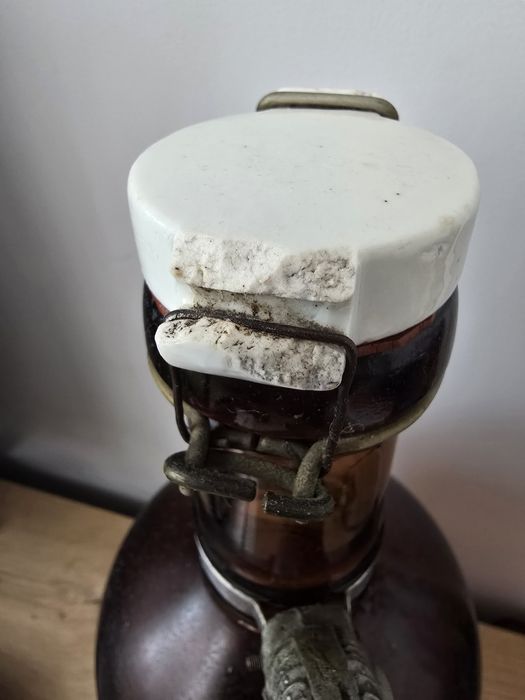 Stara butelka po piwie z ozdobnym uchwytem