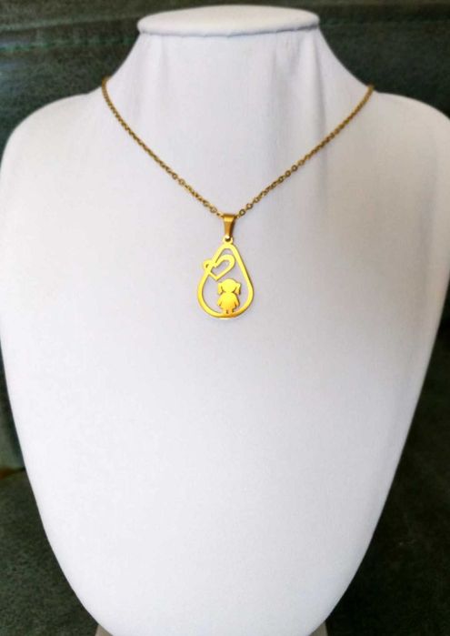 Colar Aço Dourado Oval c/ Menina e Coração NOVO