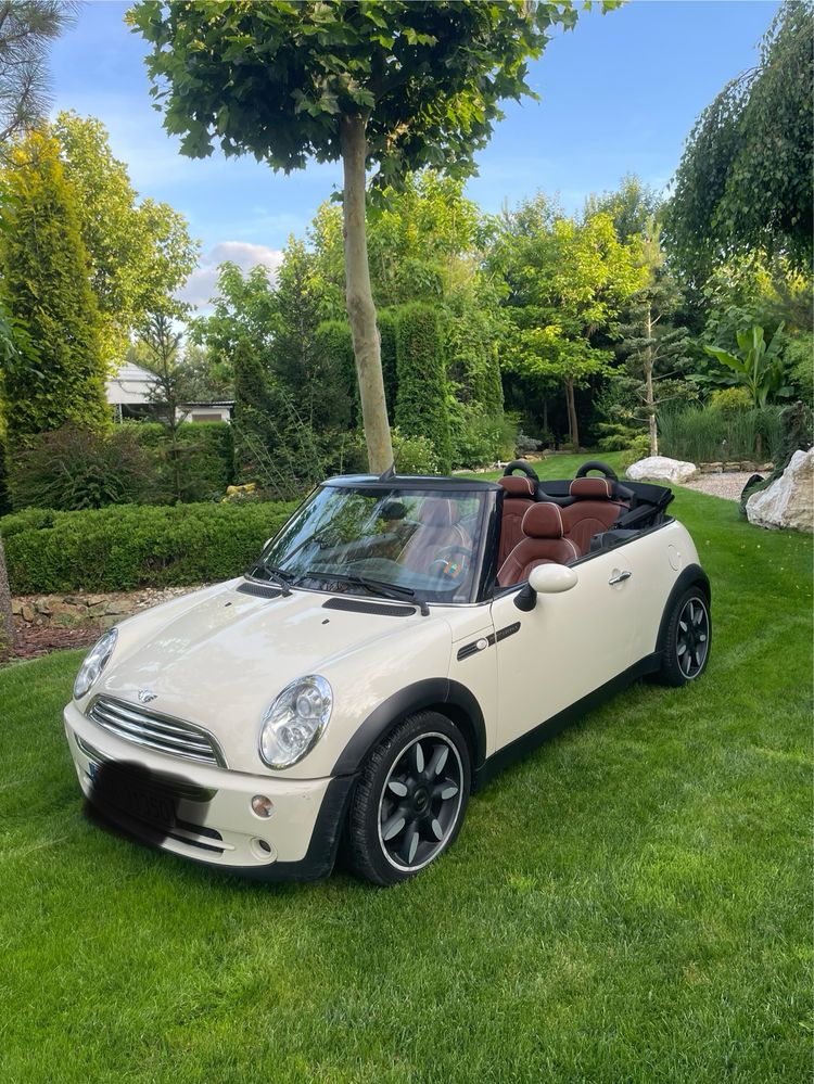 Mini Cooper Cabrio Sidewalk