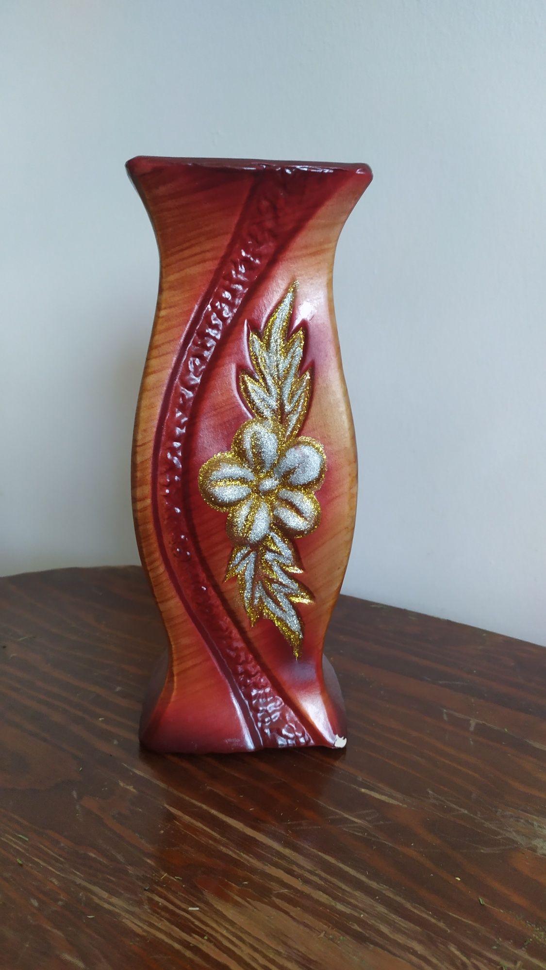 wazon drewniany ze złotymi elementami