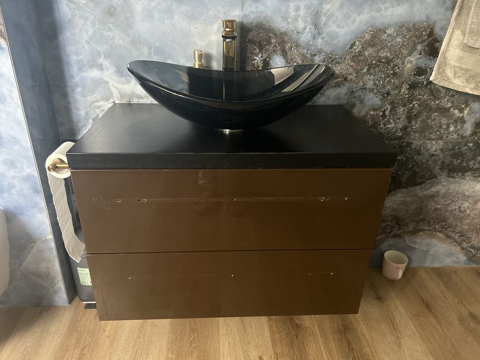 Szafka łazienkowa z blatem i uchwytami