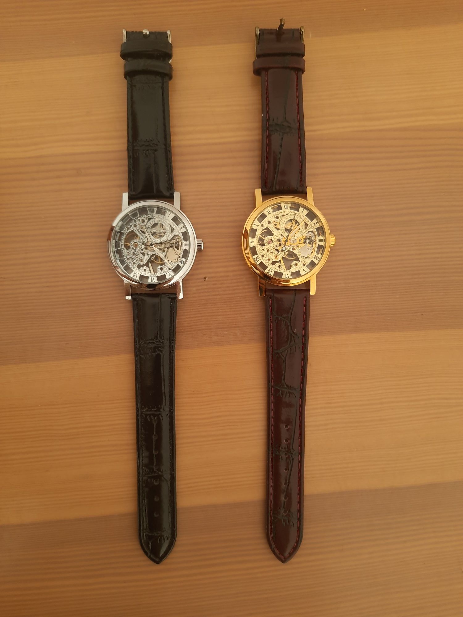 Złoty / srebrny zegarek z widoczną tarcza