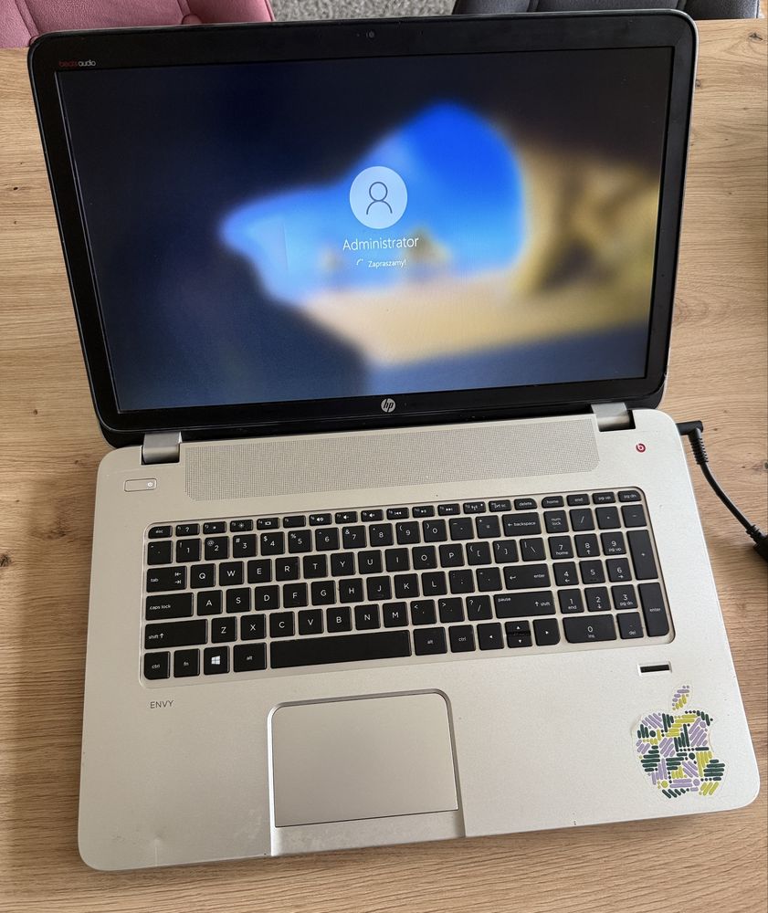 HP Envy 17 Intel Core i5-4200M 8/128 + 1TB GeForce GT 740M 17.3FHD