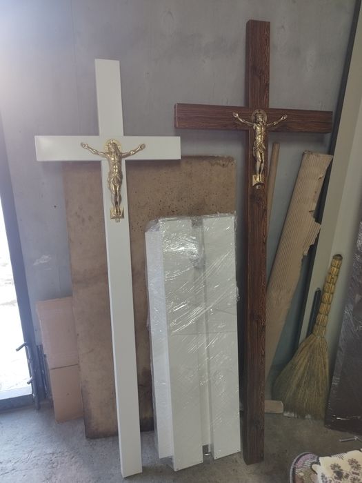 Ящики,скриньки під лавки,хрести,надгробки.