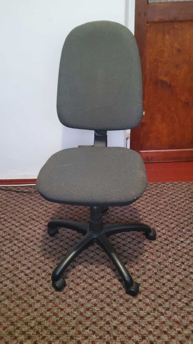Стул офисный, темно серый