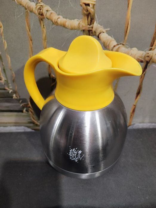 Termos z żółtą zakrętką