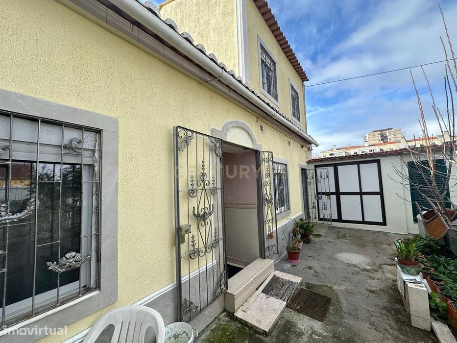 Moradia Bi-Familiar Renovada em Olival Basto – Quinta da Várzea