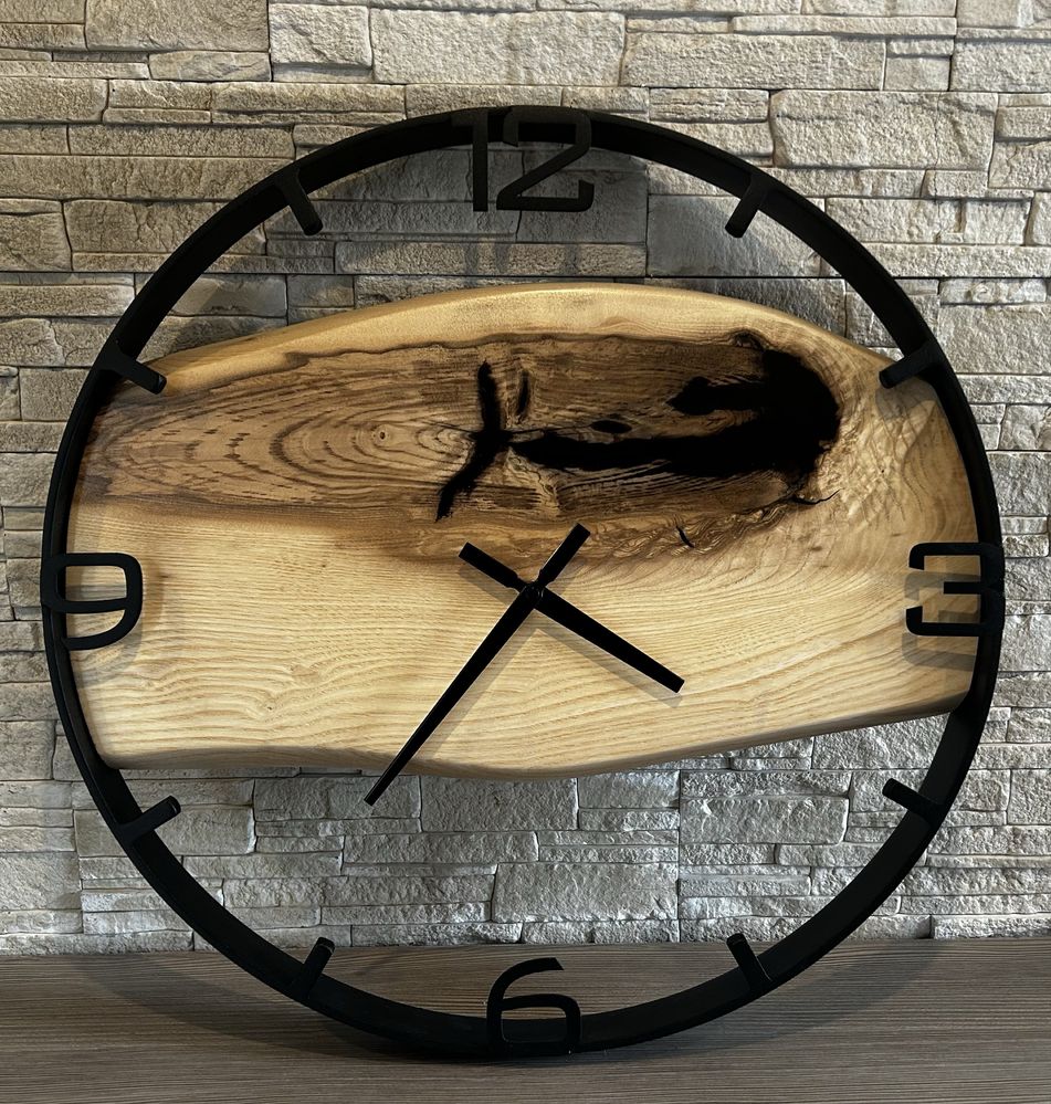 Zegar w stylu loft o średnicy 50 cm z drewna jesionu i czarnej żywicy