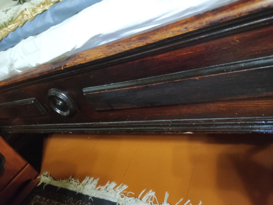 Старая антикварная кровать 1900 годов