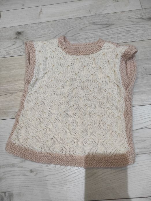 Dzianinowy bezrękawnik dziewczęcy handmade