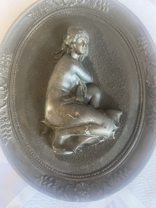 Owalna plaskorzezba na sciane