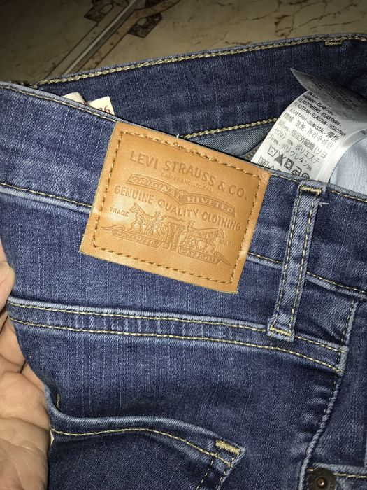 Темні джинси завужені