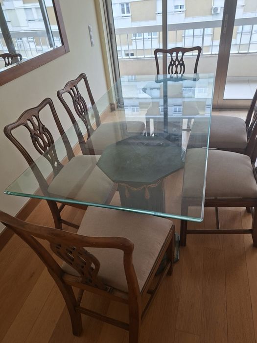 Vendo sala de jantar completa com pequenos sinais de uso