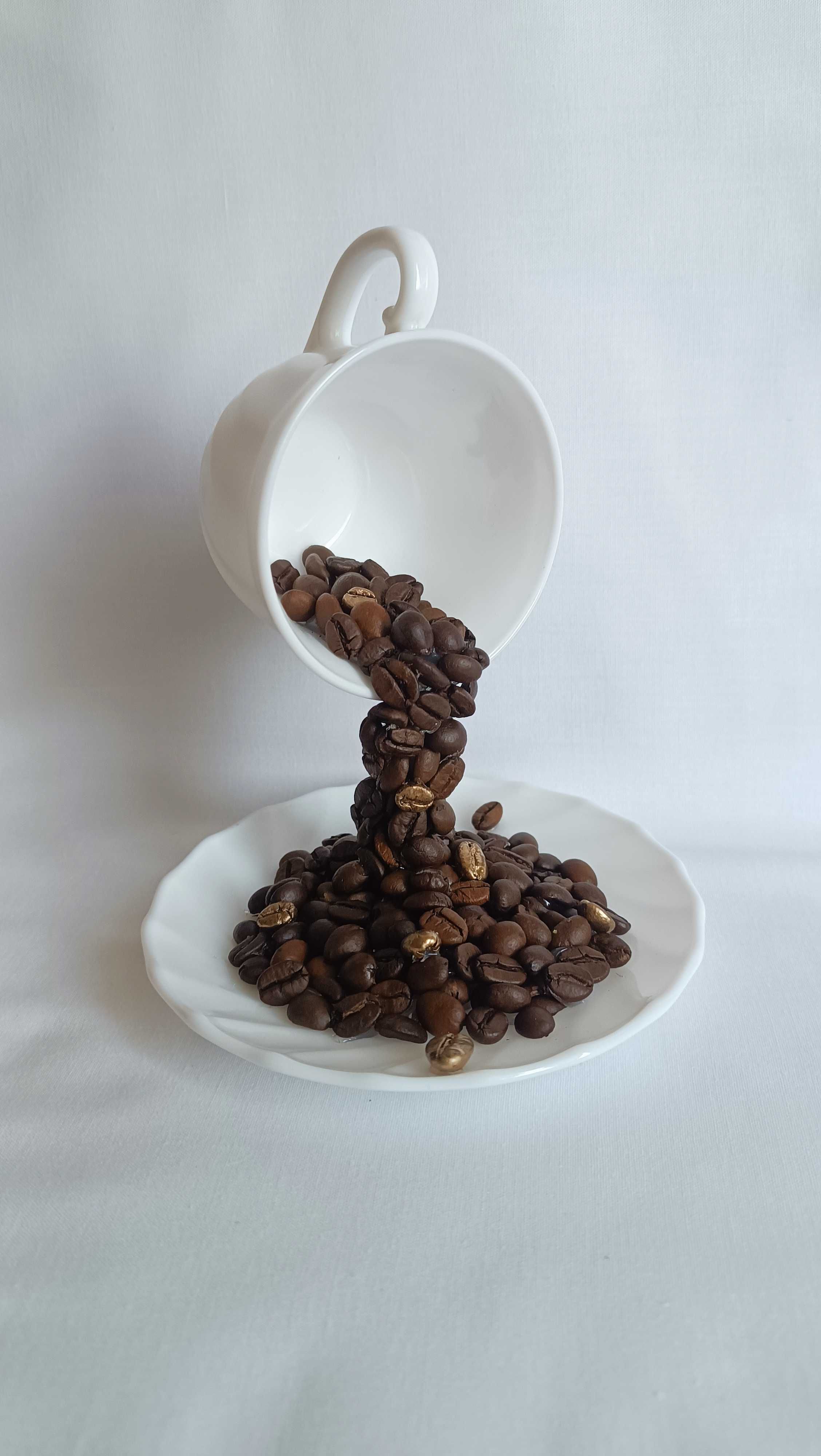 Lewitującą filiżanka CAFE LOVE kawa