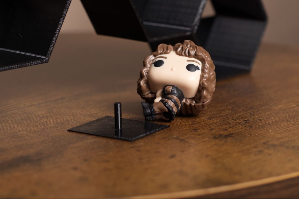 Półka Stranger Things na figurki Funko Pop Kinder Joy