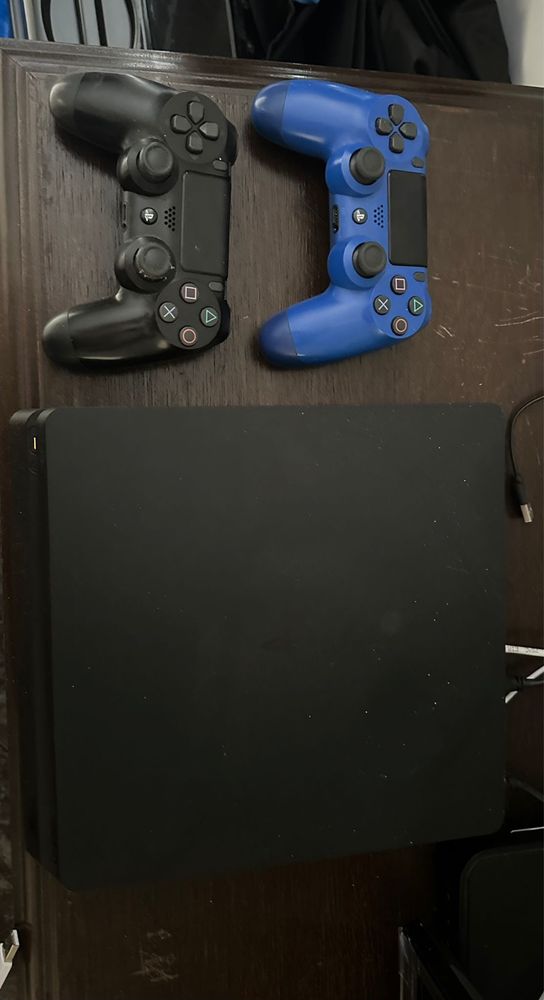Playstation 4 com 2 comandos