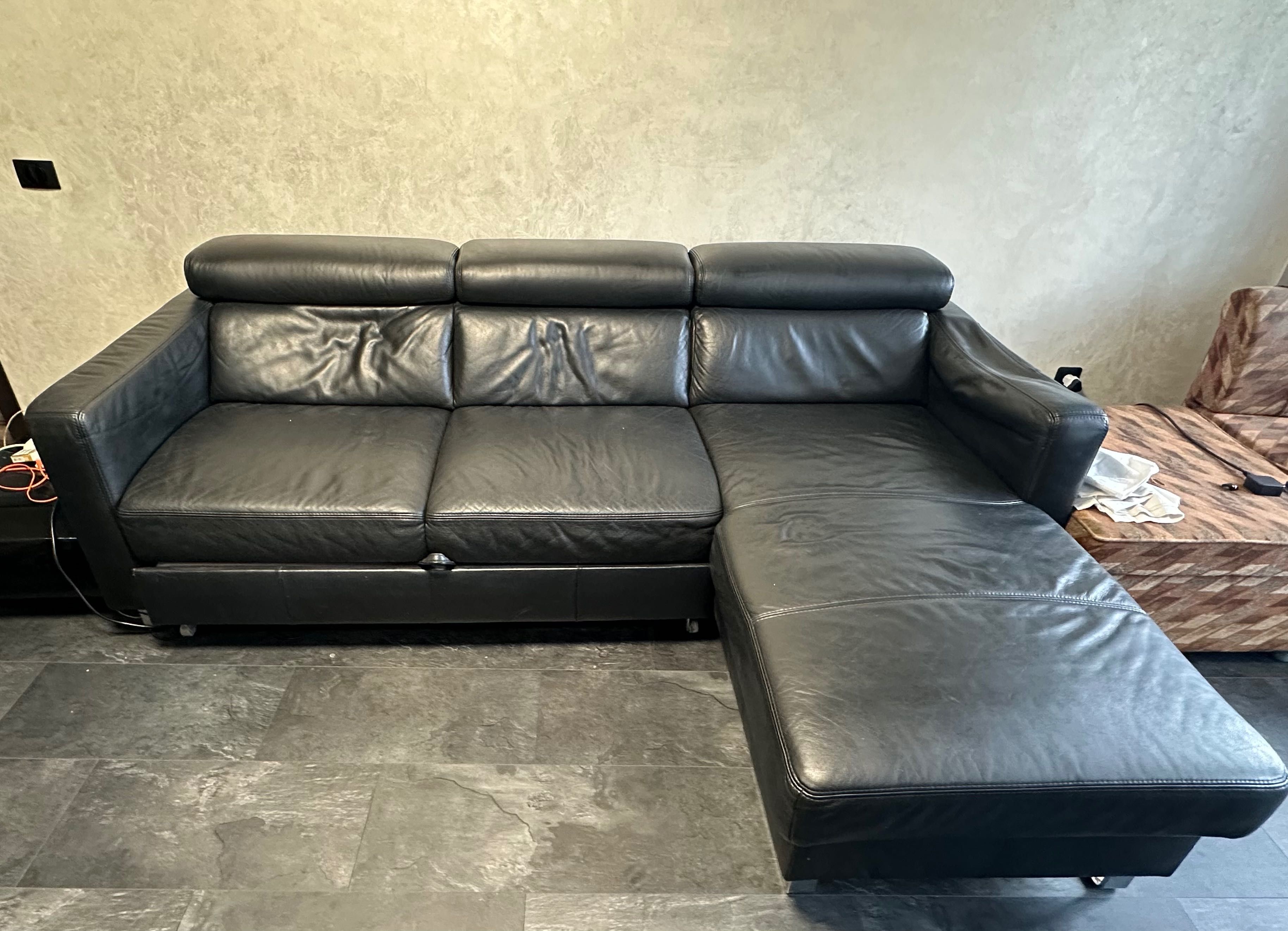 чорний шкіряний диван-ліжко
