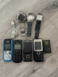 Старі годинники та телефони на деталі