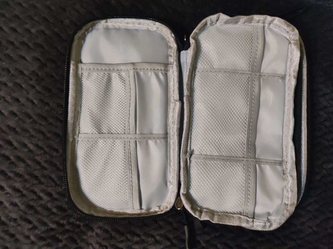 Organizer. Nowa mini torba na kable i na elektronike z dwoma przegród
