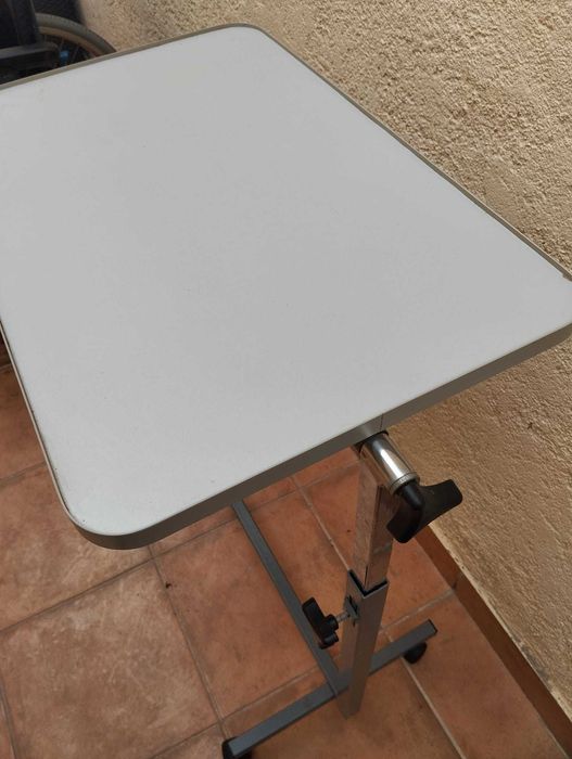 PREÇO NEGOCIÁVEL- Mesa Hospitalar de Refeição - Usada