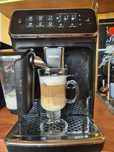 Ekspres Philips LatteGo z serii 3200 w kolorze czarnym.