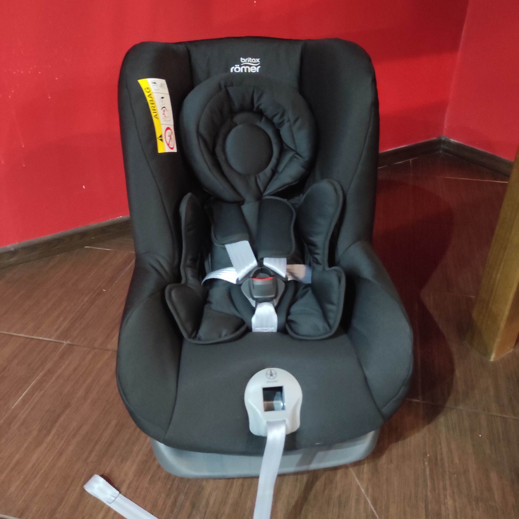 Fotelik samochodowy Britax Romer 0-18 kg, montaż na pasy z auta.