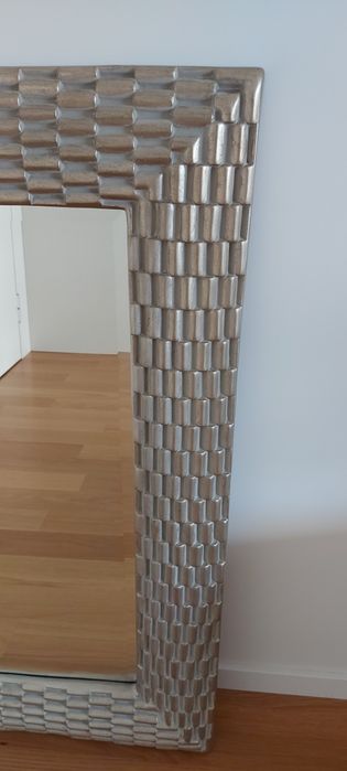 Espelho decorativo com moldura em madeira