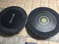 Dois trampolins e uma correia de muscolação