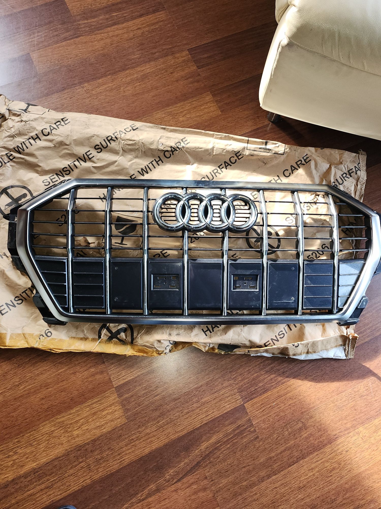 Grill Atrapa Audi Q383Ajak Nowy orginal