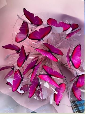 Цветы из бабочек с герляндой