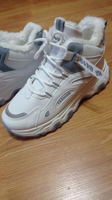 Утеплённые кросовки новые