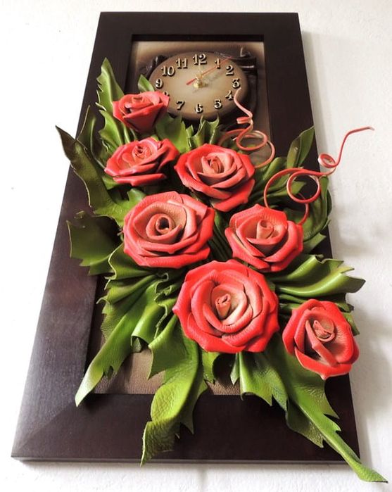 Nowoczesny obraz ze skóry z czerwonymi różami w wąskiej ramie + GRAWER