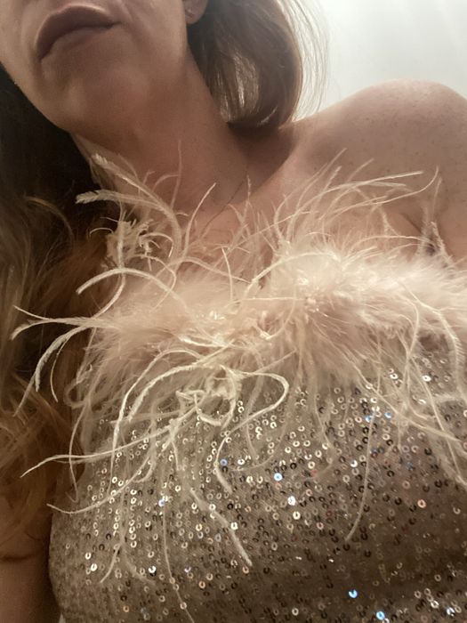 Sukienka sylwestrowa cekinowa z piórami złota