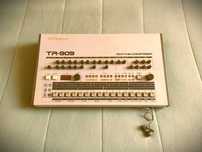 Roland TR-909 Rhythm Composer vintage 80s drum machine
