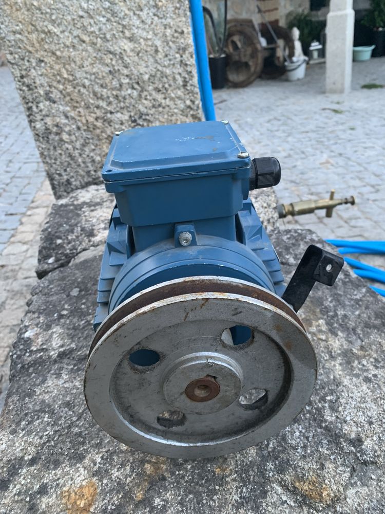 motor elétrico trifásico