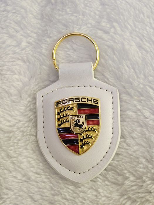 Przywieszka do kluczy porsche brelok biały ekoskóra