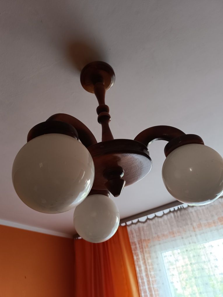 Oddam dwa żyrandole