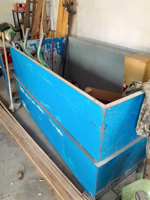 Depósito metálica utilizado para o transporte de uvas.