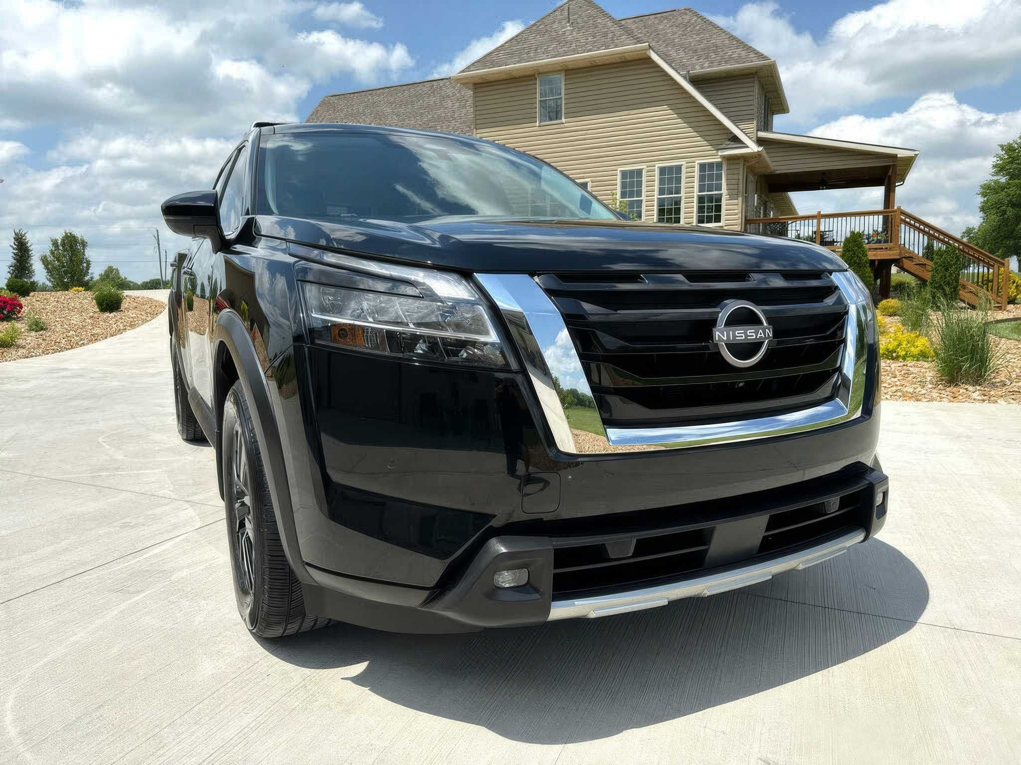 2022 Nissan Pathfinder SL