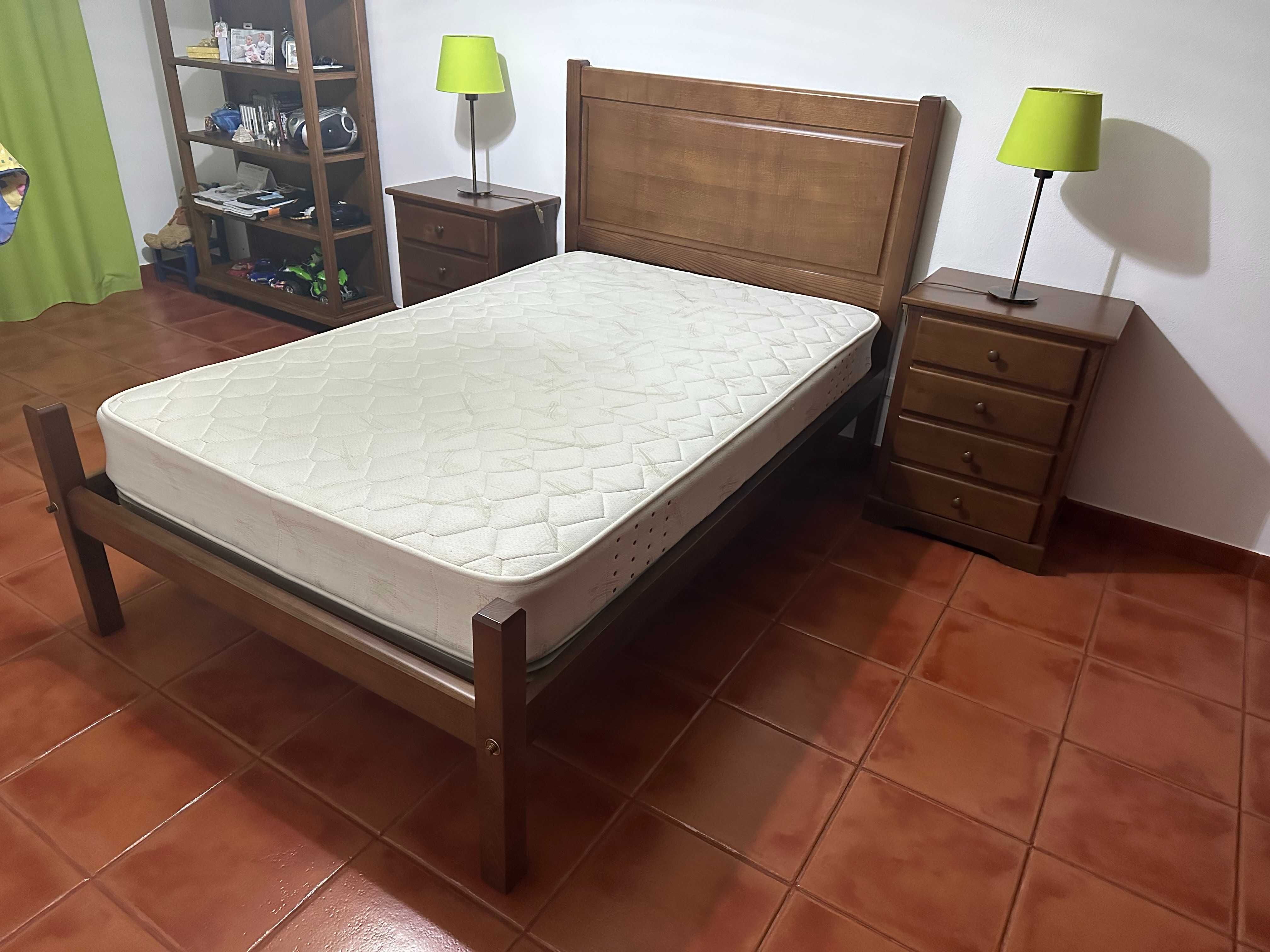 Cama, Colchão e Secretária