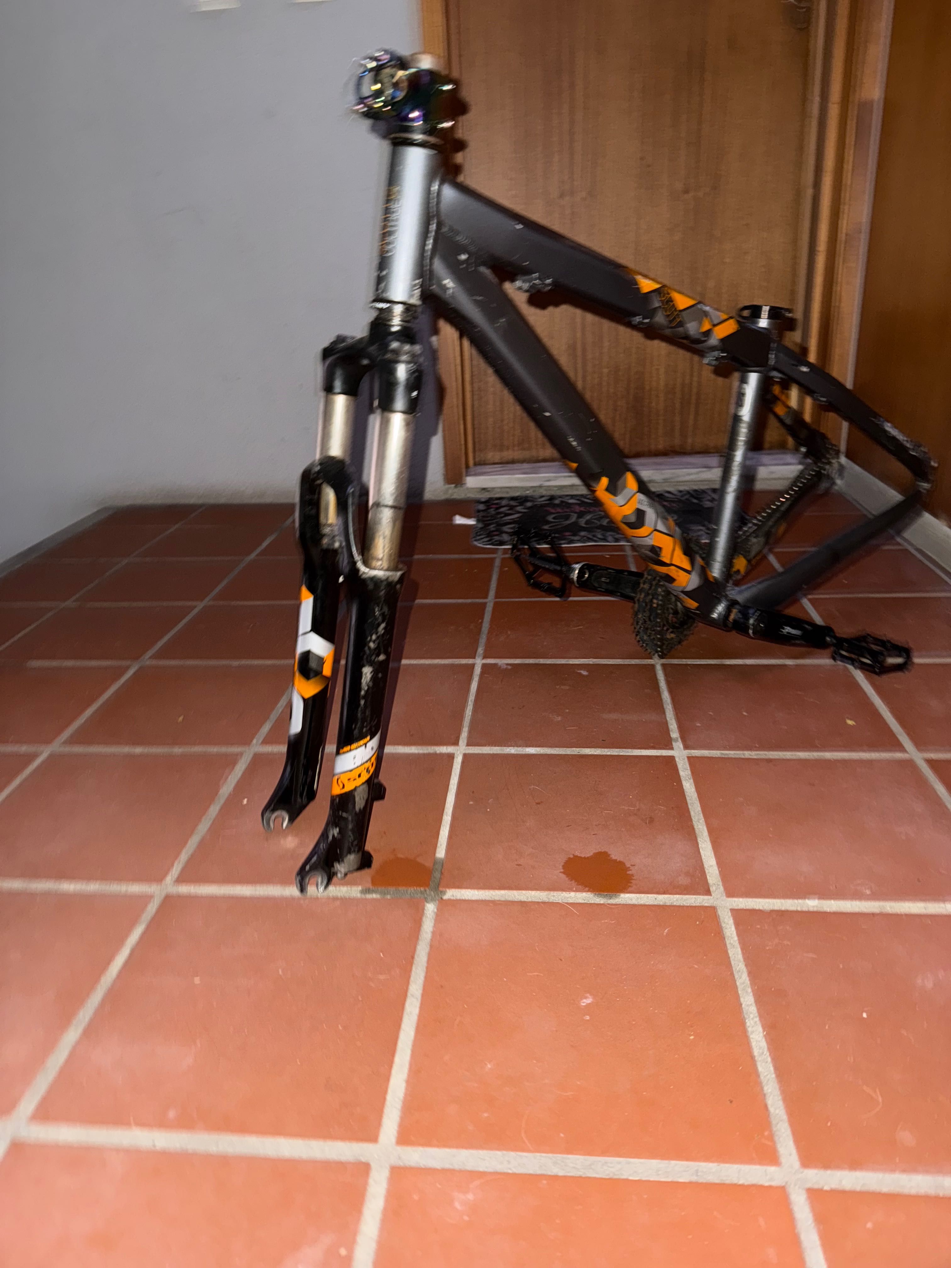 Quadro e suspensao scoot 2019 raro um dos unicos em portugal tamanho s