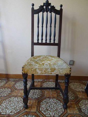 Cadeira vintage com assento em veludo