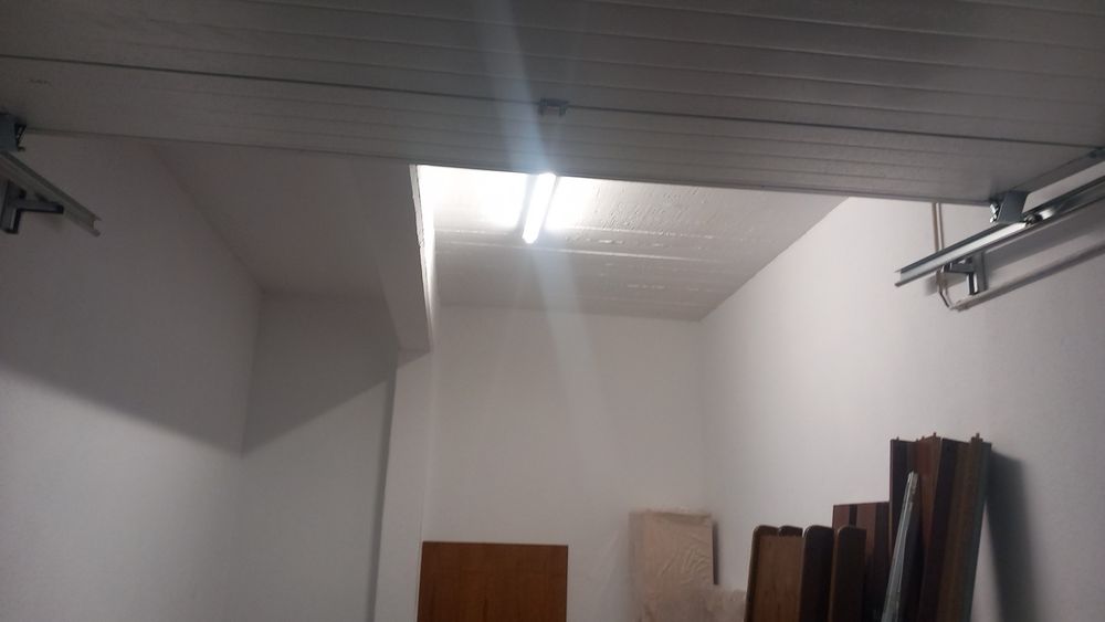Garagem com luz e tomada