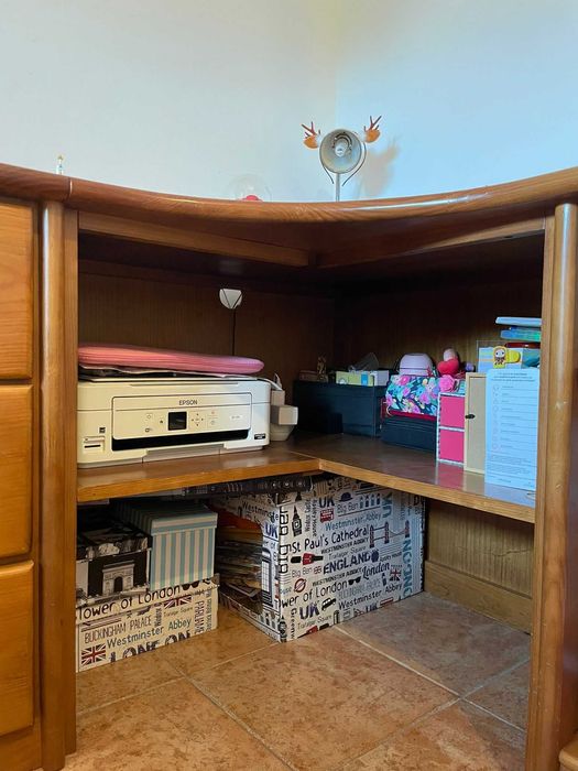 Cama de solteiro e secretária